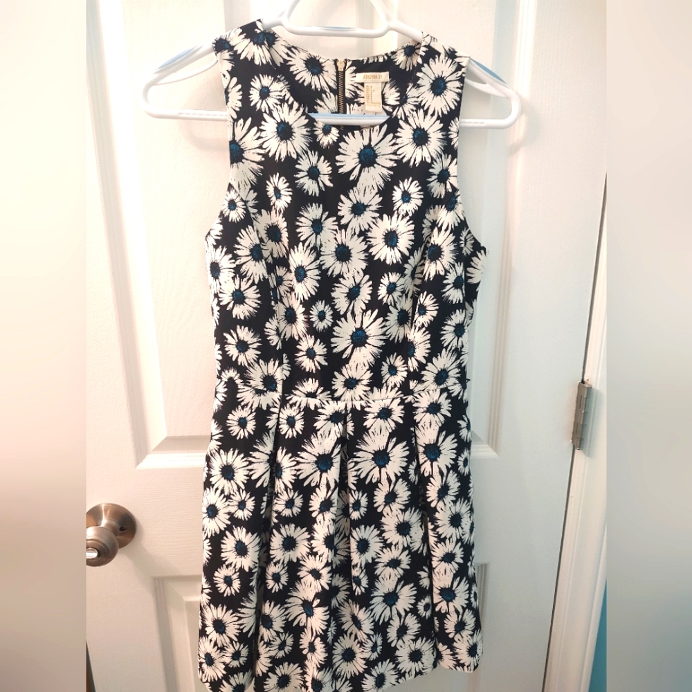 Forever 21 Sleeveless Dress With Daisies Size Small